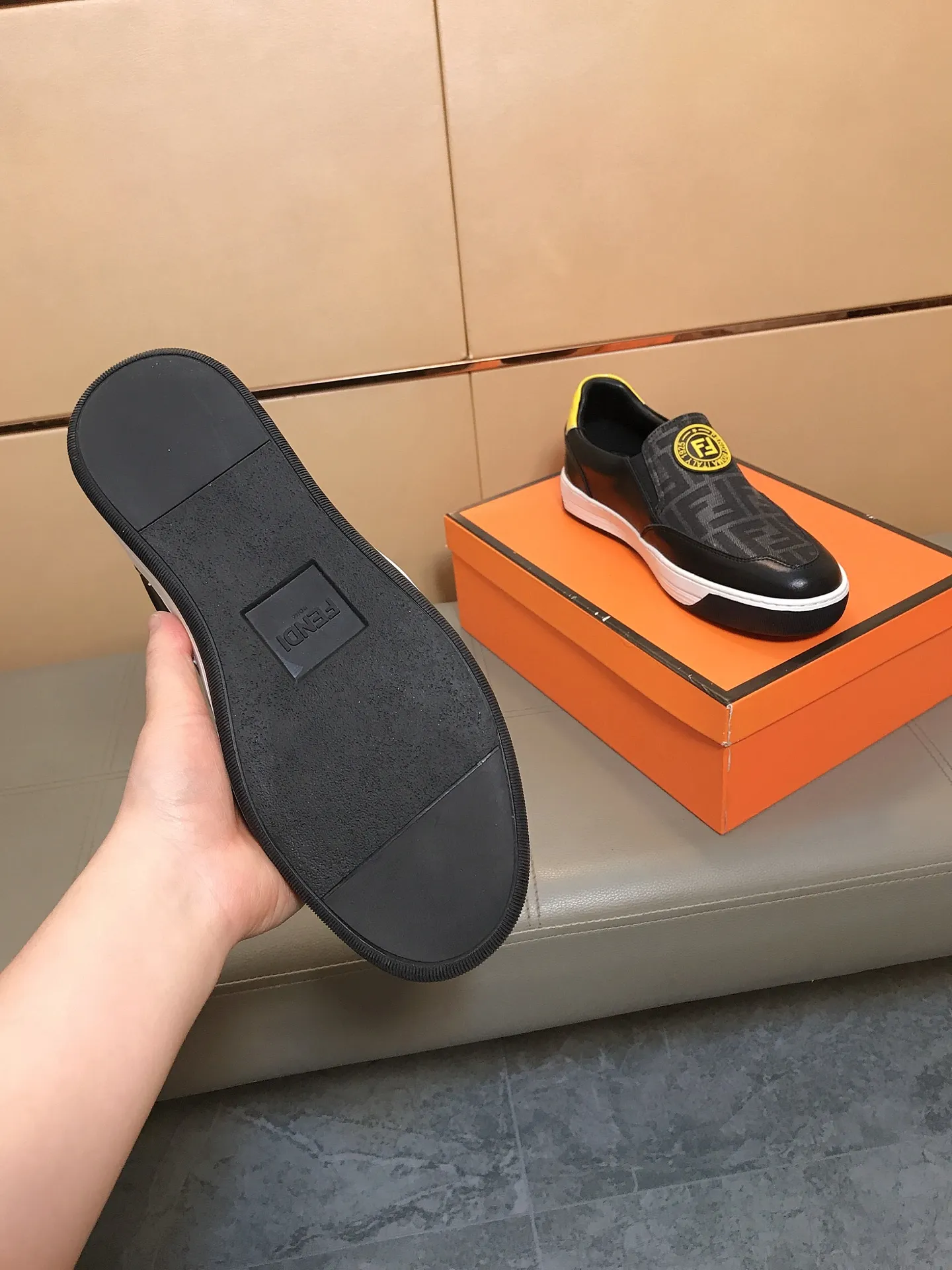 Factory price 400 🔆🔆[fendi] Fendi's classic and comfortable men's casual shoes, cowhide leather upper + brand printed surface, sheepskin lining + feet, rubber wear-resistant outsole. This unique style is suitable for all seasons, casual and exquisite sensibility, comfortable and natural on the feet. Everyday casual travel style in autumn and winter! Code number: 38-44